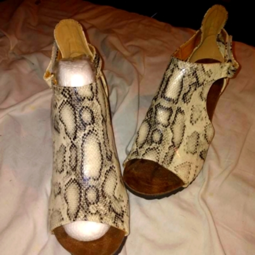 Jolimall snake print wedge black white and gray size 9